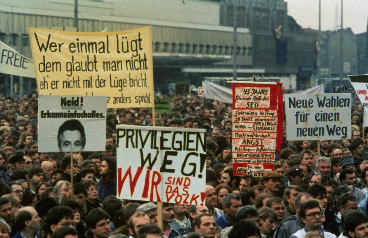 Eine Million Bürger der DDR forderten am 4. November 1989 auf dem Alexanderplatz in Ost-Berlin den Rücktritt der SED-Regierung. Sie demonstrierten für freie Wahlen, Presse-, Meinungs- und Reisefreiheit.