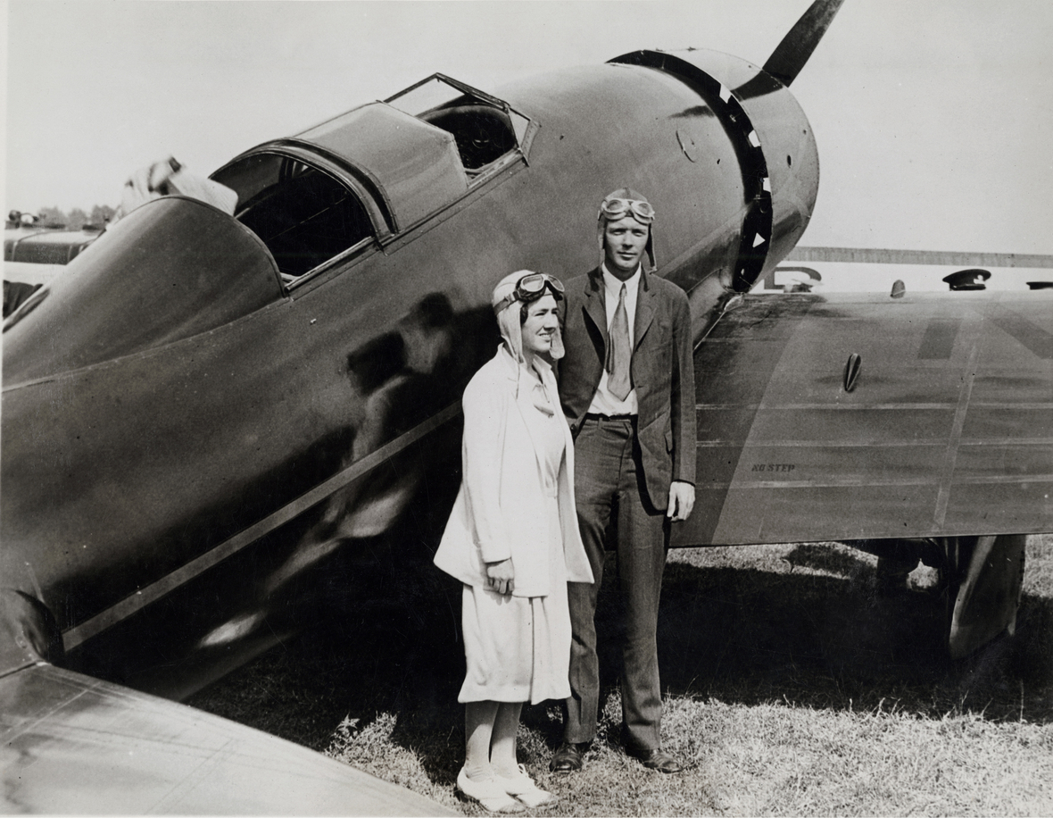 Foto von Anne Morrow Lindbergh und Charles Lindbergh vor einem kleinen Flugzeug nach dem "National Air Races". Das Foto wurde ungefähr 1930 aufgenommen.