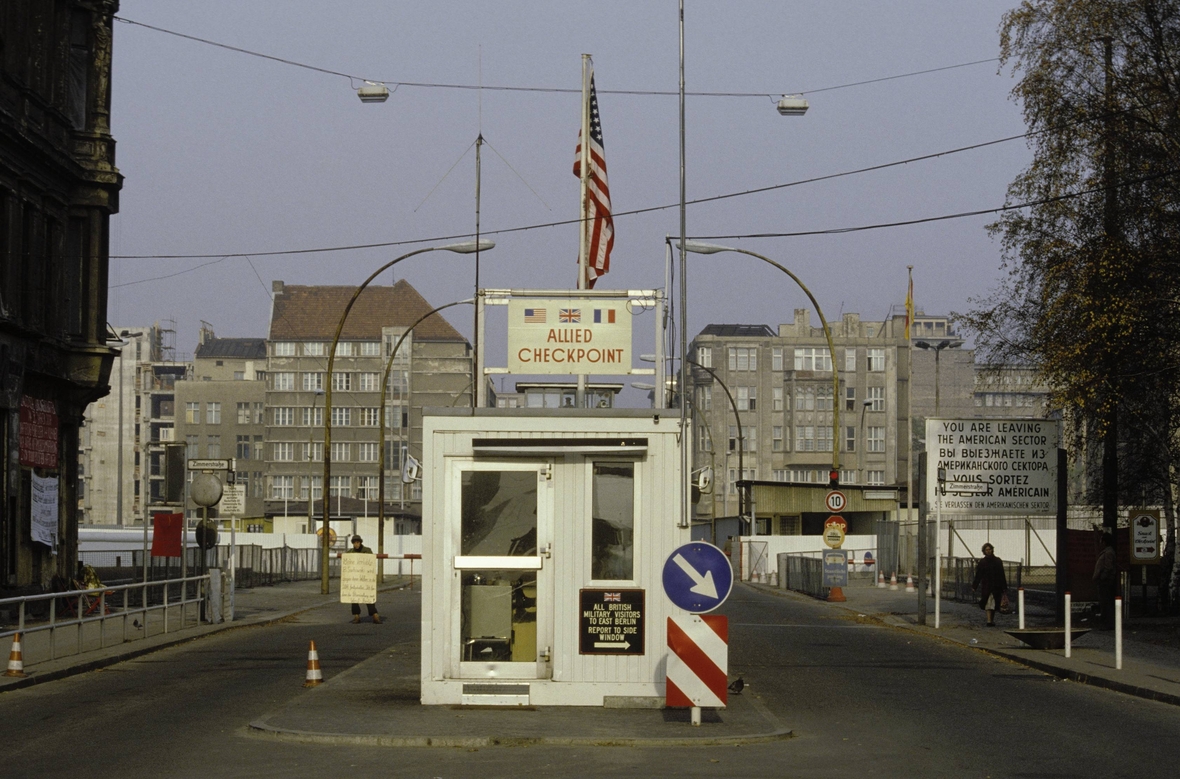 "Checkpoint Charlie" hieß während des Kalten Krieges der Grenzübergang zwischen West-Berlin und Ost-Berlin, Friedrichstraße. 