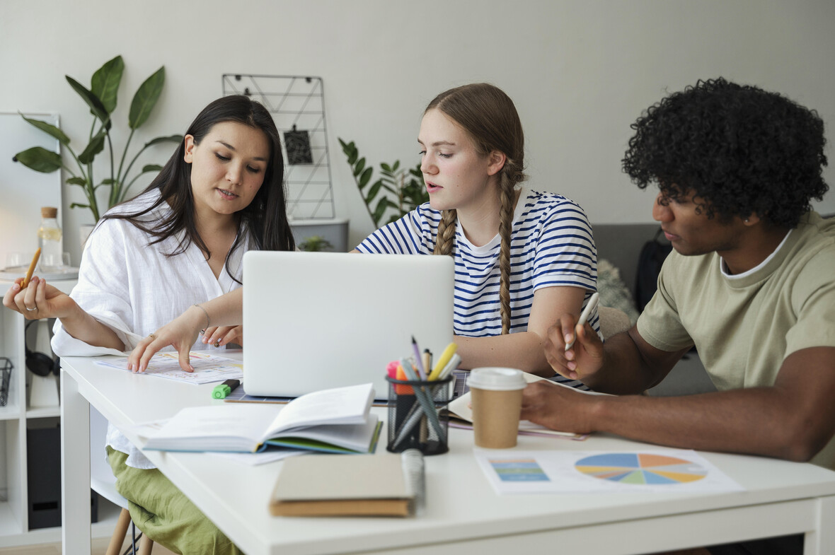 Studierende diskutieren und lernen gemeinsam. 