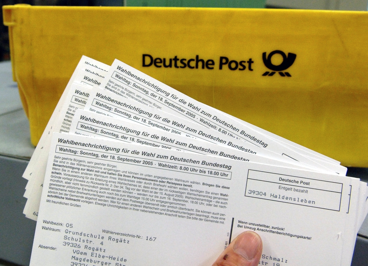 Man sieht einen Stapel Wahlbenachrichtigungen bei der Post. Wahlbenachrichtigungen werden mit der Post verschickt.