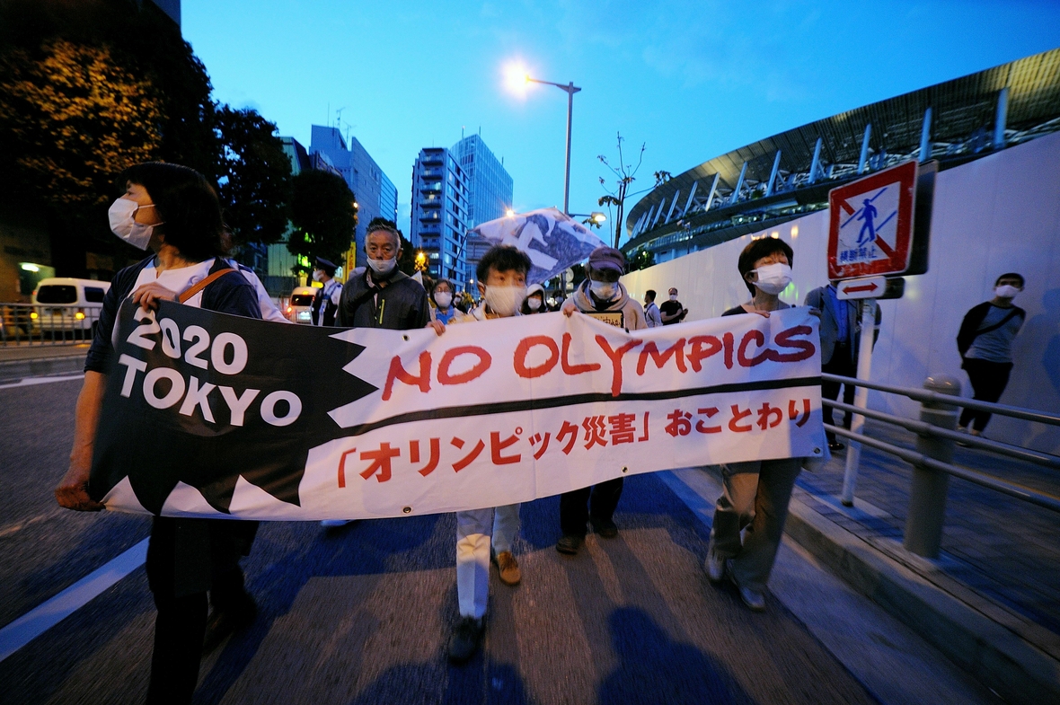 Menschen in Tokio protestieren wegen der Corona-Pandemie gegen die Austragung der Olympischen Spiele.