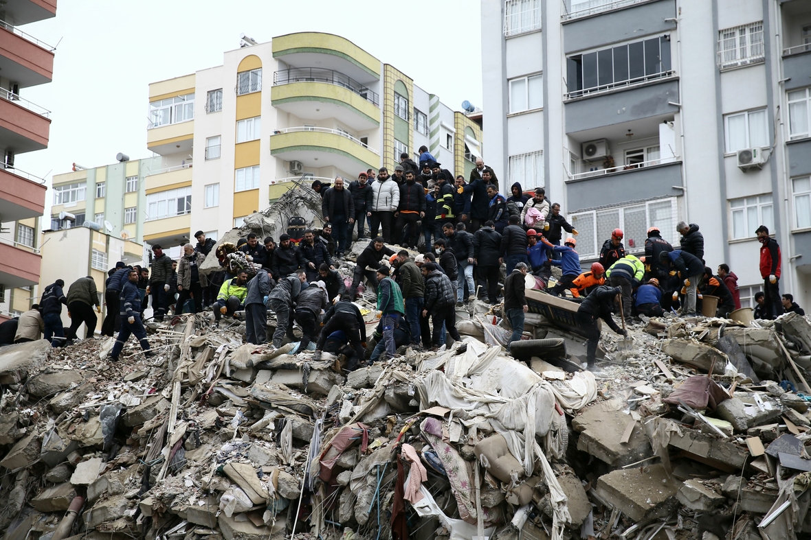 6. Februar 2023: Die Bergungs- und Rettungsarbeiten starten nach dem Erdbeben im Süden der Türkei. Männer versuchen Menschen aus den Trümmern eines Hauses zu retten.