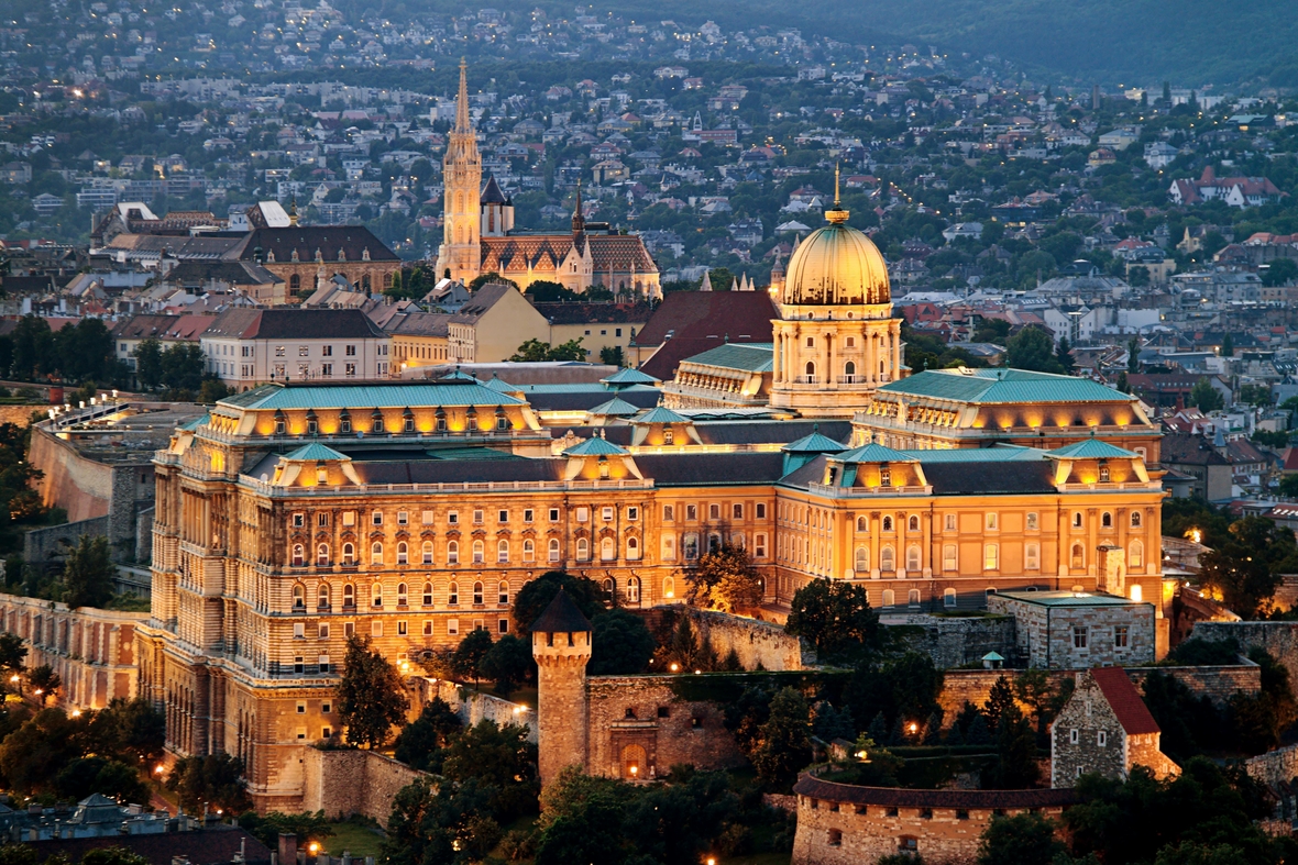Budapest: Burgberg mit Palast in der Abenddämmerung