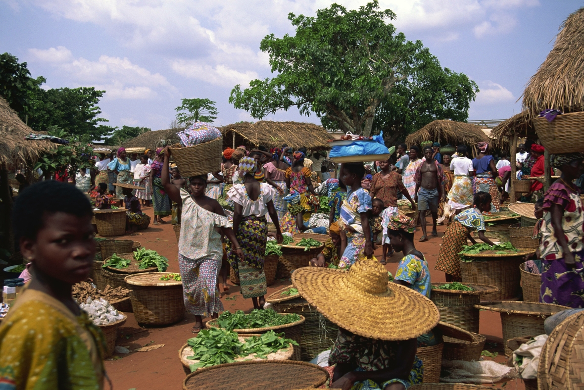 Händler bieten auf dem bunten Freitagsmarkt in der Stadt Vogan ihre Waren an.