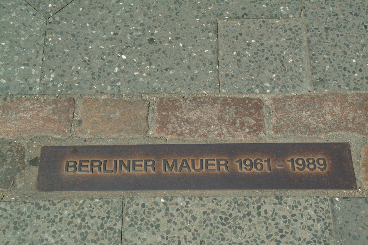 Markierung des ehemaligen Mauerverlaufs auf dem Bürgersteig in der Friedrichstraße