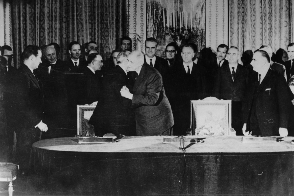 Der französische Staatspräsident Charles de Gaulle (rechts) und der deutsche Bundeskanzler Konrad Adenauer unterzeichnen am 22.1.1963 im Pariser Elysee-Palast den deutsch-französischen Freundschaftsvertrag. 