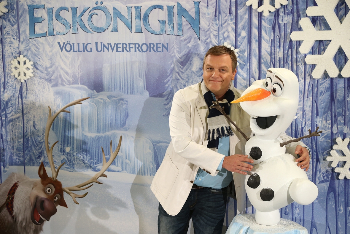Hape Kerkeling (links im Bild) umarmt die Filmfigur Olaf, der er im Film seine Stimme leiht.