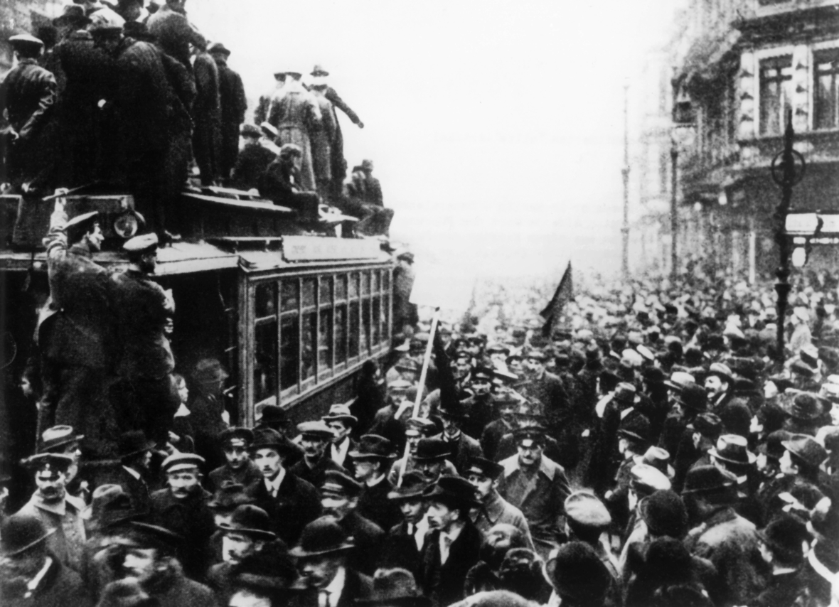 Streikende Arbeiter füllen am 9. November 1918 die Straßen von Berlin.