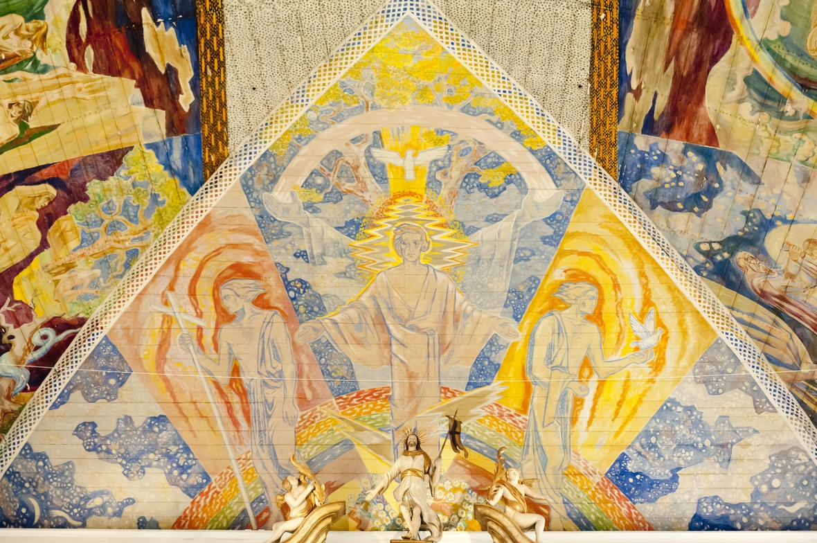 Ein Gemälde der Dreifaltigkeit aus dem Jahr 1938 im Dom von Oslo, Norwegen. Der Künstler ist Lous Mohr. Gezeigt werden drei figürliche Darstellungen in gold und blau gehalten. 