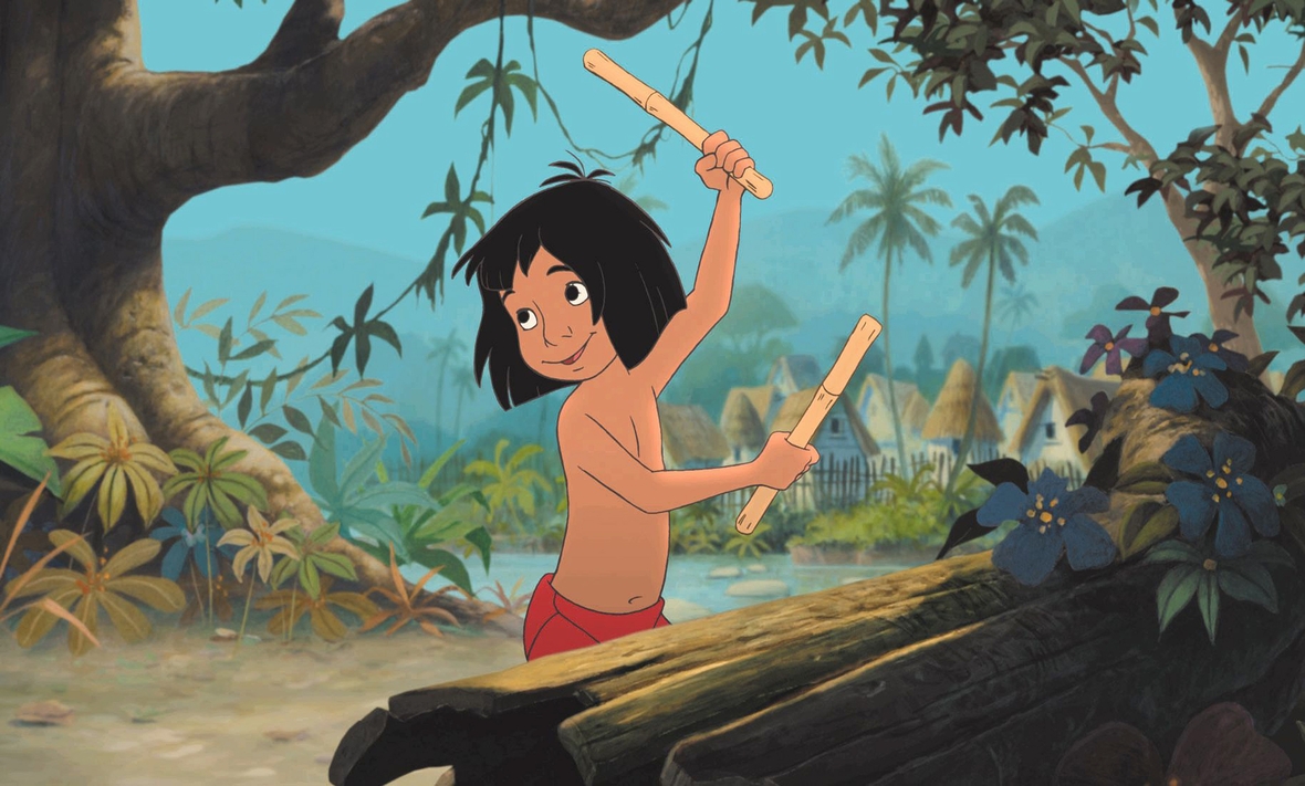 Szenenbild: Der Junge Mogli trommelt im Dschungel auf einen hohlen Baumstamm 