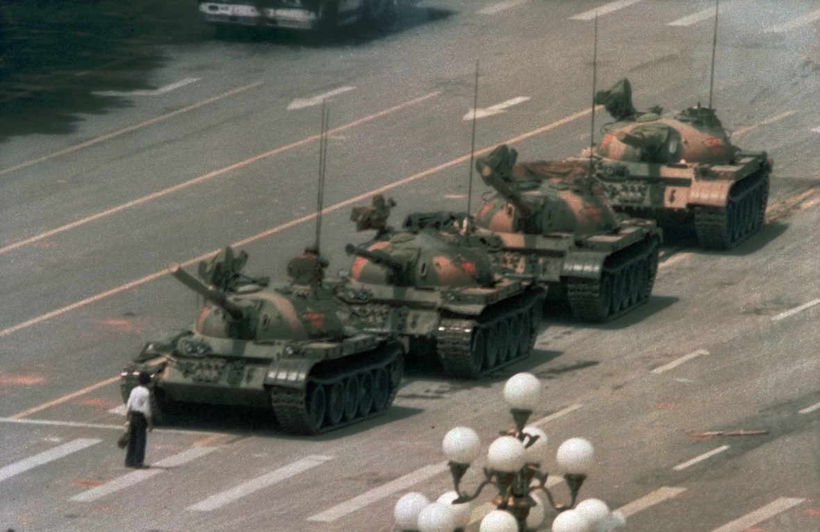 5. Juni 1989: Ein Chinese stellt sich den Panzern in den Weg, die zum Platz des Himmlischen Friedens in Peking fahren. Der Demonstrant hatte keinen Erfolg.