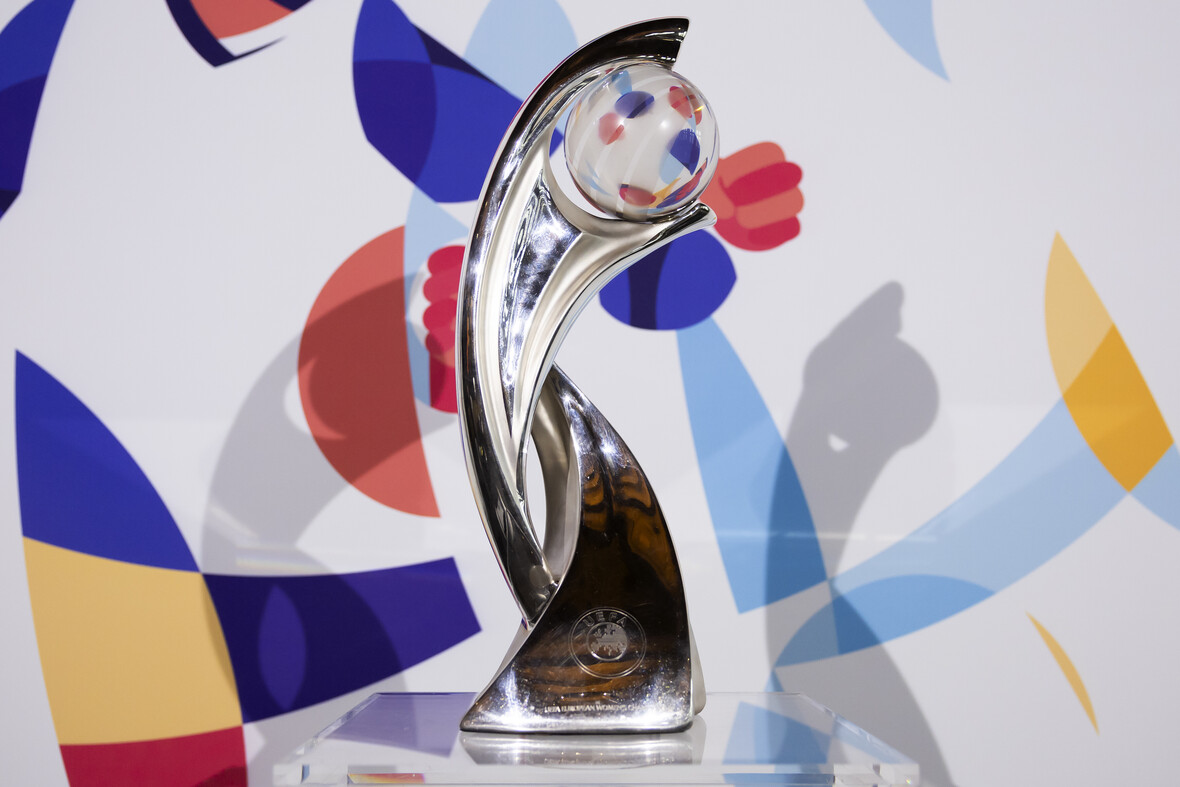 Eine Glashalterung mit einer Glaskugel ist der Pokal der Frauen-Europameisterschaft, der seit 2005 an die jeweiligen Siegerinnen vergeben wird. Der Pokal wiegt 6,7 Kilogramm und ist 60 Zentimeter hoch.
