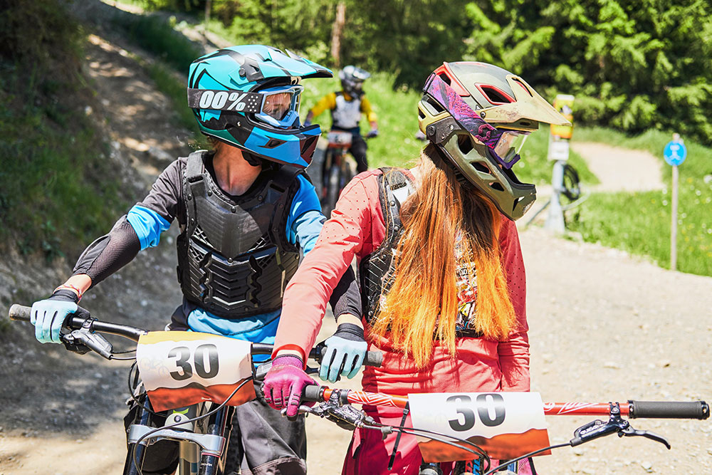 Szenenbild: Madison (links im Bild) und Vicky (rechts im Bild) auf ihren Mountain-Bikes. Sie tragen Helme.