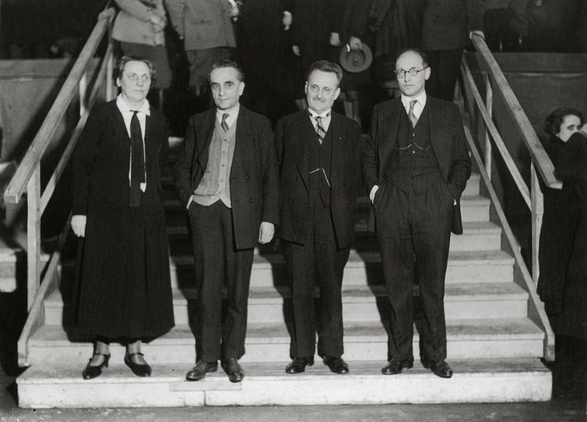 Die Aufnahme vom 28.1.1932 zeigt Marie Juchacz zusammen mit dem Reichstagspräsidenten Paul Löbe, dem Generalsekretär der Französischen Sozialistischen Partei, Paul Faure und Pietro Nenni, ehemaliger Redakteur des "Avanti" bei einer Kundgebung der S.P.D. im Sportpalast in Berlin.