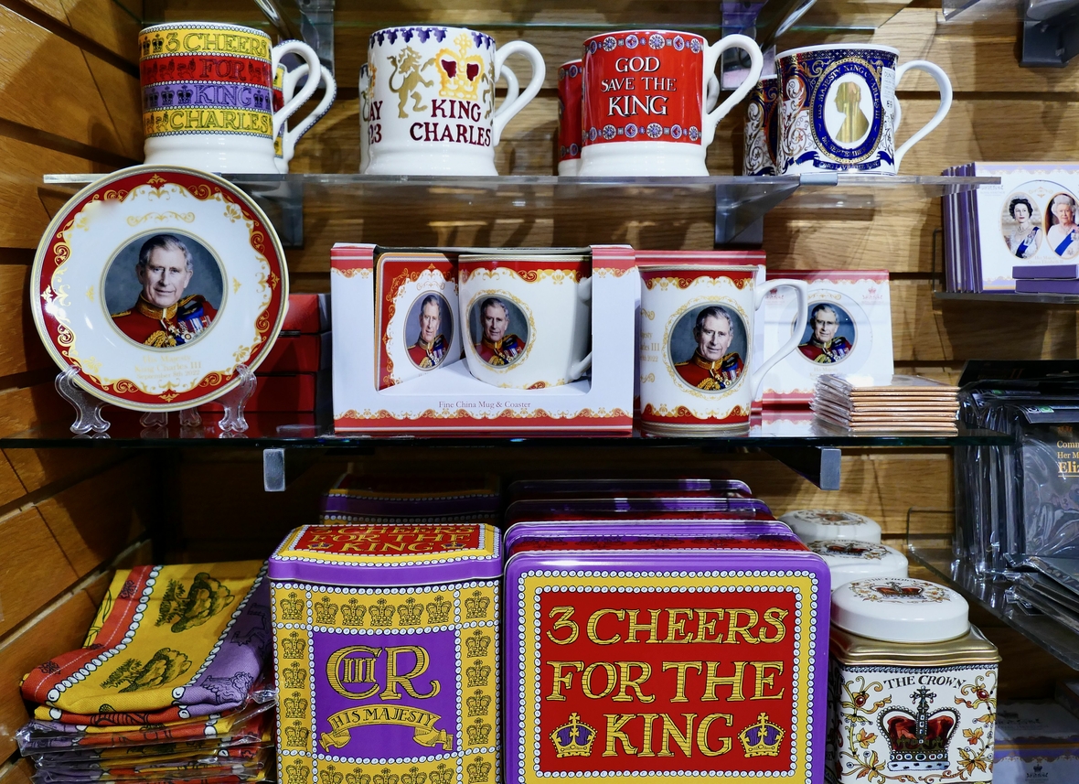 Das Geschäft läuft: In einem Souvenirladen werden Andenken an die Krönung von König Charles III. verkauft. Eine Auswahl an Tassen, Tellern, Tabletts und Teedosen steht für die Kunden zum Kauf bereit.