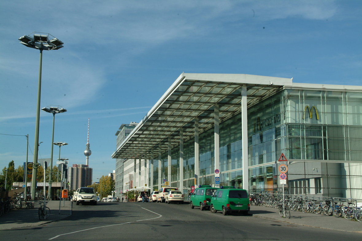 Der Berliner Ostbahnhof mit dem Berliner Fernsehturm im Hintergrund