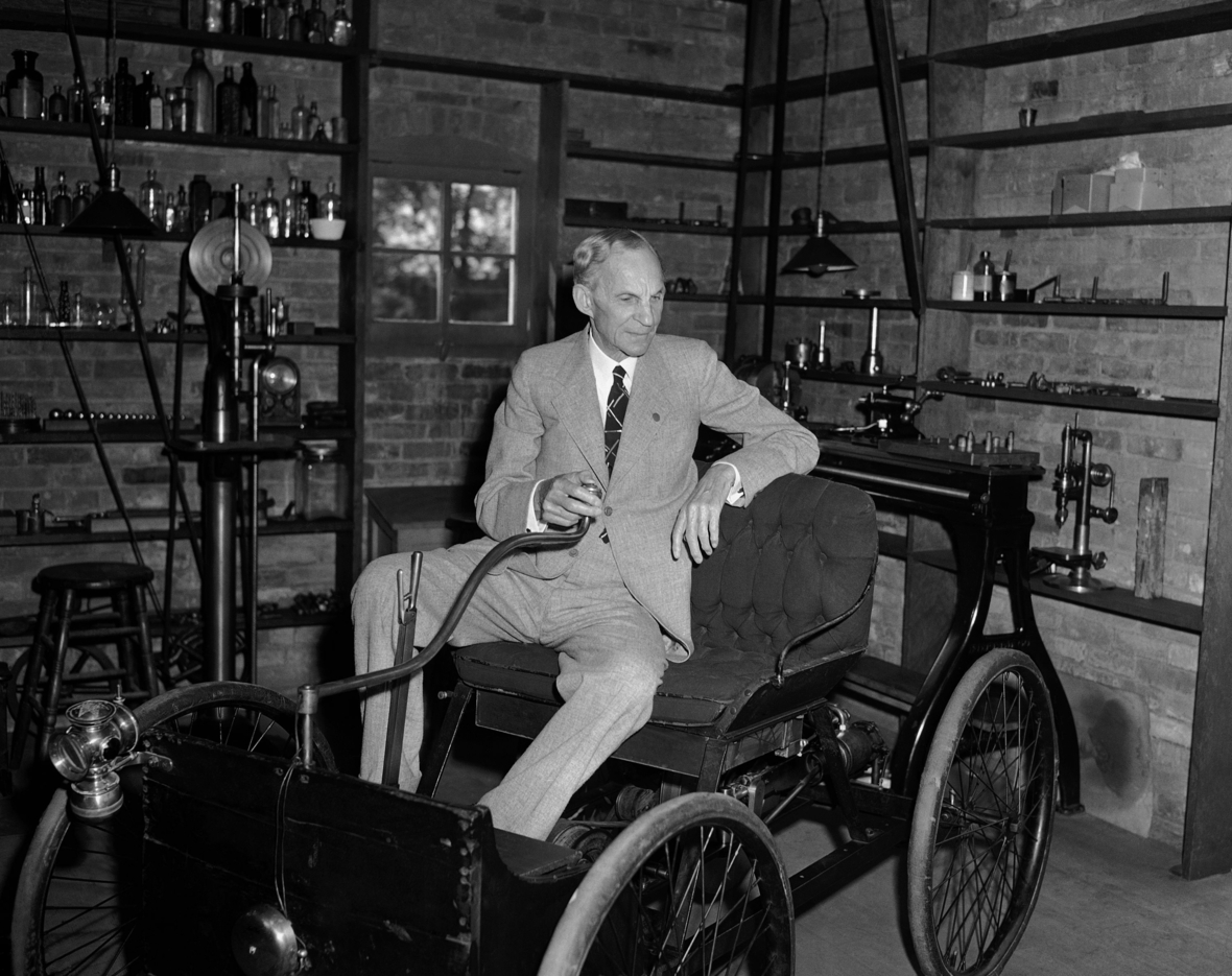 Auf diesem Schwarz-Weiß-Foto von 1942 besucht Henry Ford das Geschäft, in dem er sein erstes Auto gebaut hat, in Detroit. 