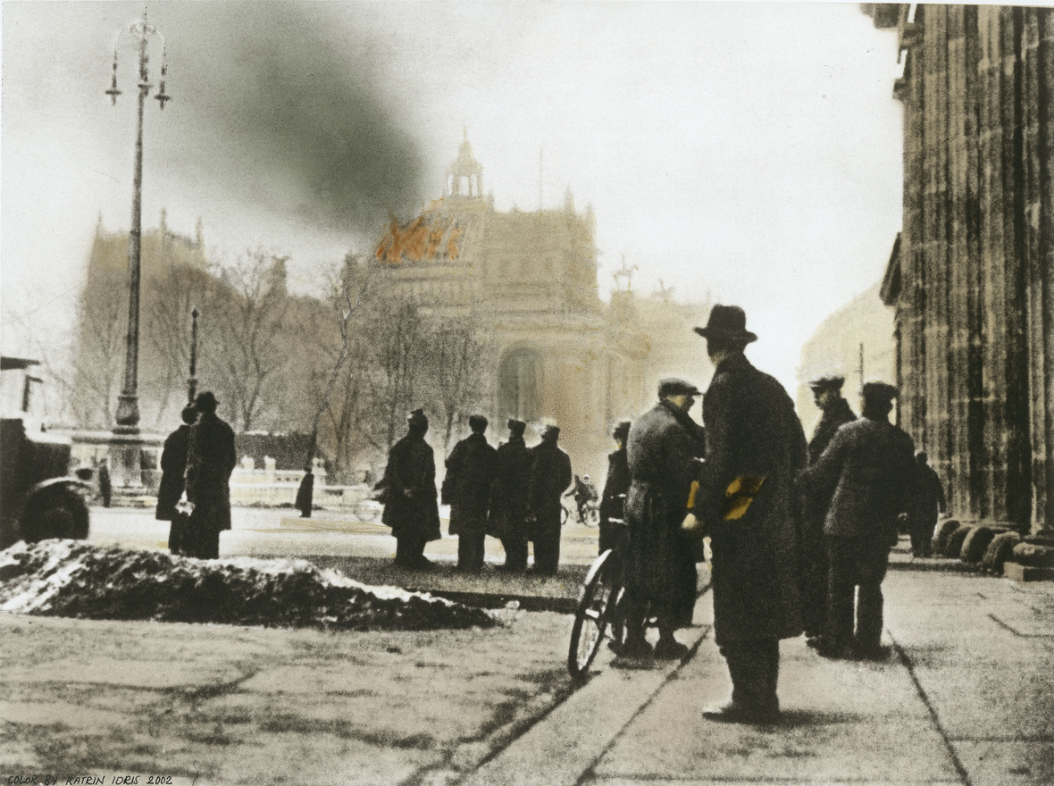 Blick vom Brandenburger Tor auf das brennende Reichstagsgebaeude am Morgen des 28. Februar 1933. 