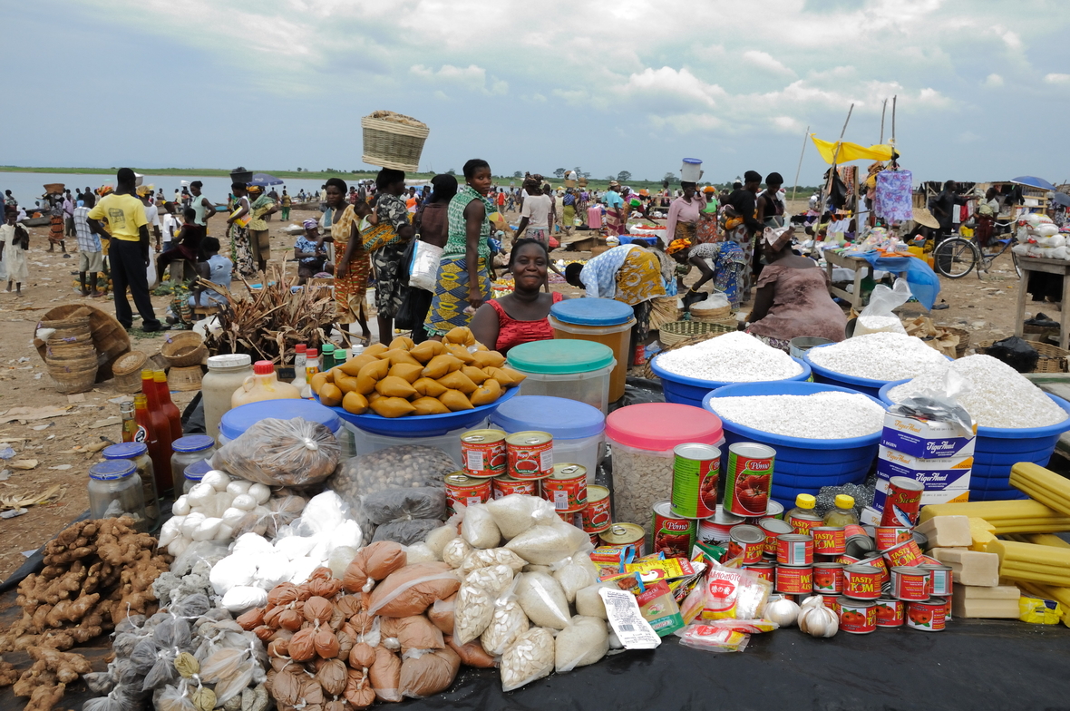 Früchte, Gemüse und weitere Produkte werden auf einem Markt in Akateng, Ghana, verkauft.