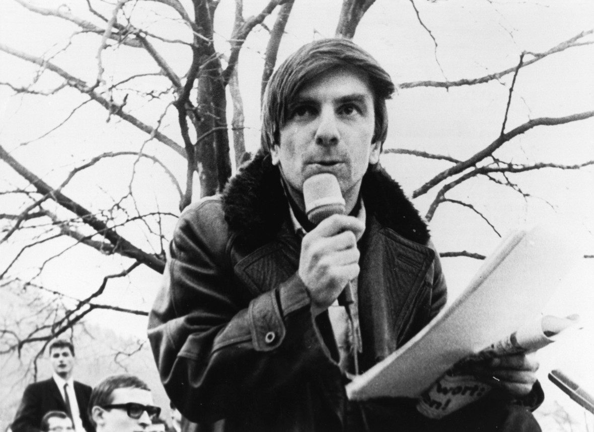 Rudi Dutschke war eine der führenden Personen der deutschen Studentenbewegung. 1968 wurde er bei einem Attentat schwer verletzt. 