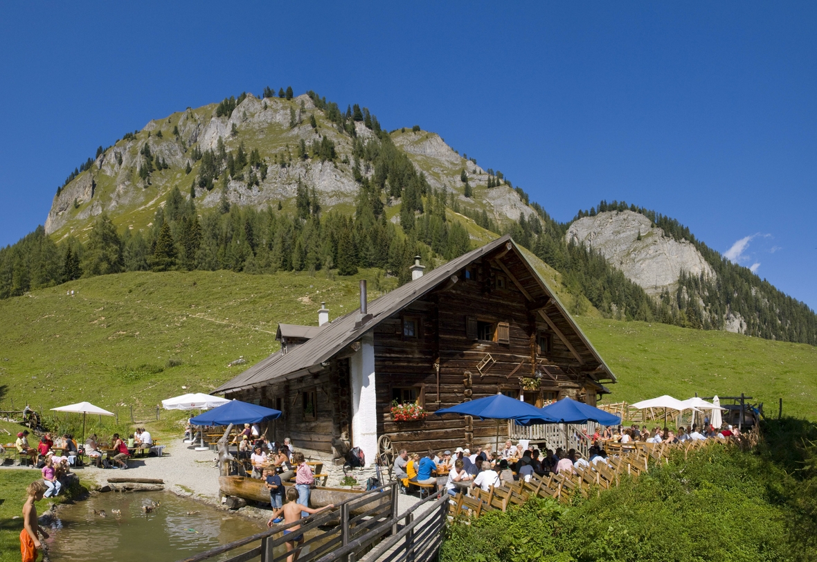 Die Almhütte Igltalalm im Großarltal: Zahlreiche Besucher erfreuen sich an den Attraktionen des Ausflugsziels.