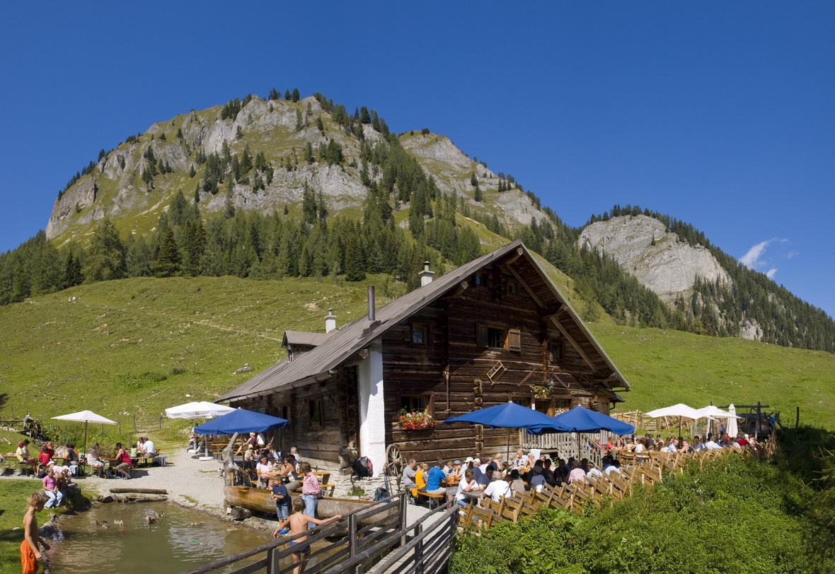 Die Almhütte Igltalalm im Großarltal: Zahlreiche Besucher erfreuen sich an den Attraktionen des Ausflugsziels. 