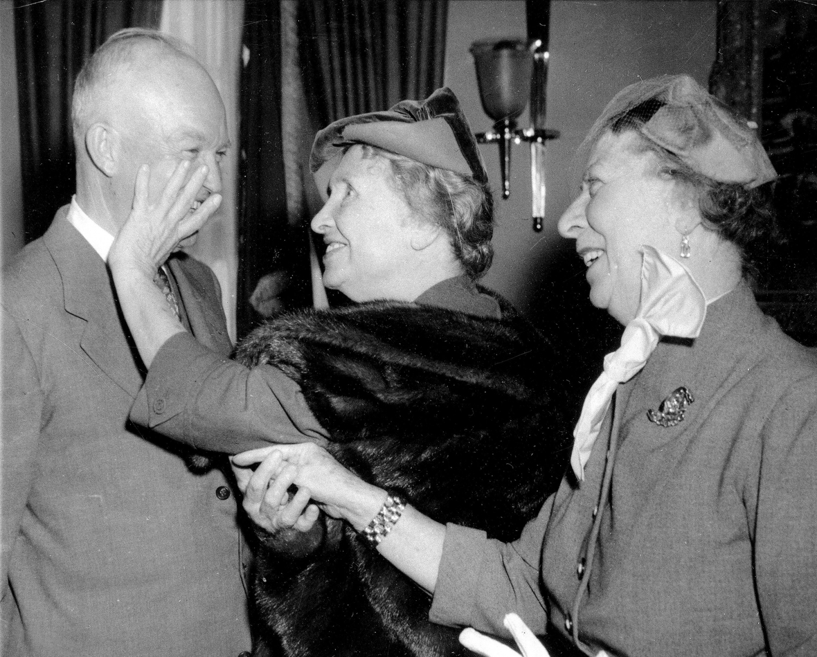 Bei einem Besuch im "Weißen Haus" 1953 gleiten Helen Kellers Hände über das Gesicht von US-Präsident Dwight Eisenhower.
