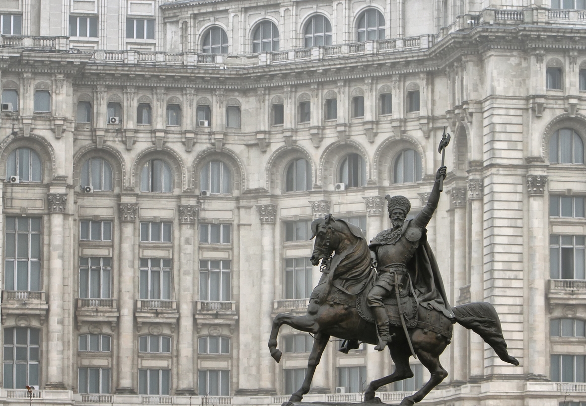 Statue des mittelalterlichen König Mihai Viteazul vor dem Parlamentsgebäude.