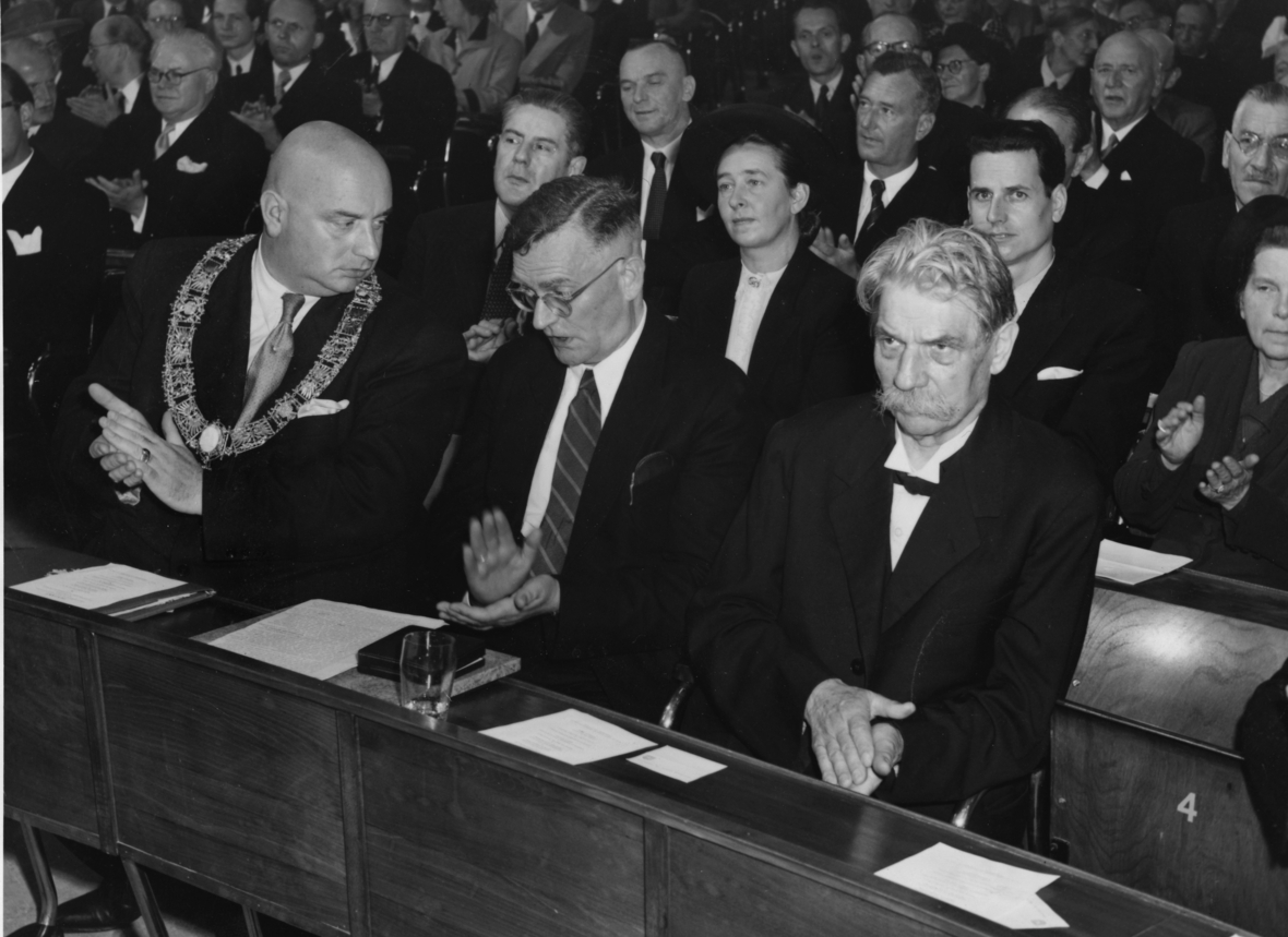 Albert Schweitzer, Adolf Grimme und Walter Kolb (von rechts nach links) im August 1949 in der Frankfurter  Paulskirche