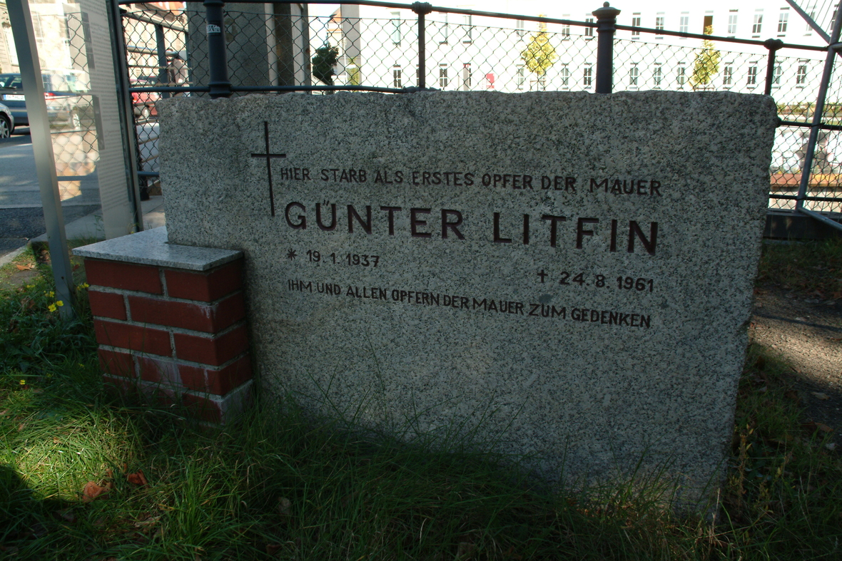 Gedenkstein für Günter Litfin an der Sandkrugbrücke