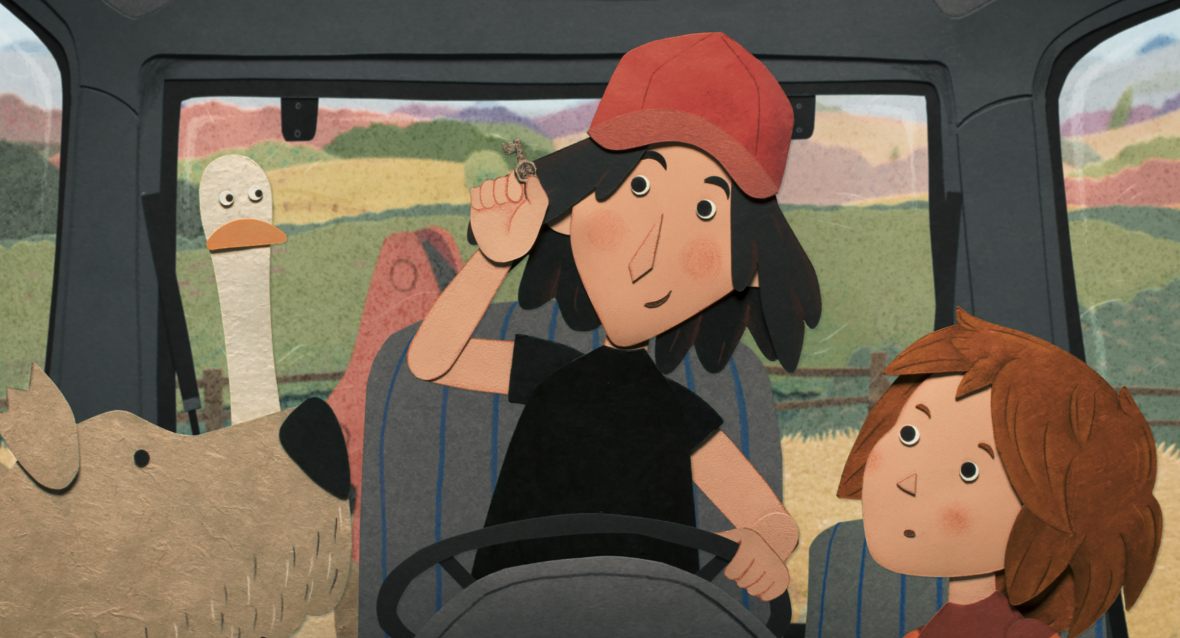 Lucie, Yann, der Hund Mandrin und die Gans Cerbinette fahren im Traktor, Yann hält einen Schlüssel in die Luft. 