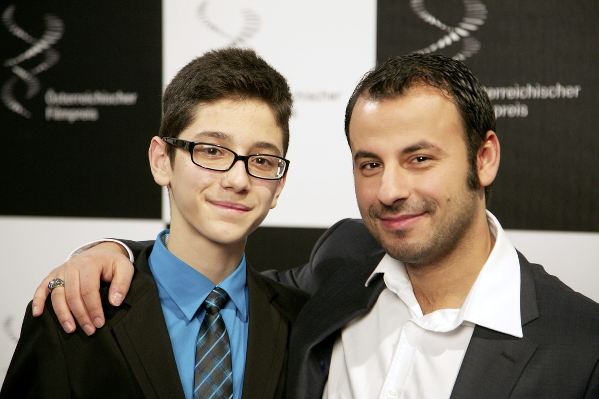Von links nach rechts: Der Hauptdarsteller Abdulkadir Tuncer, der im Film Veysel verkörpert, und der Regisseur Hüseyin Tabak bei der Verleihung des Österreichischen Filmpreises