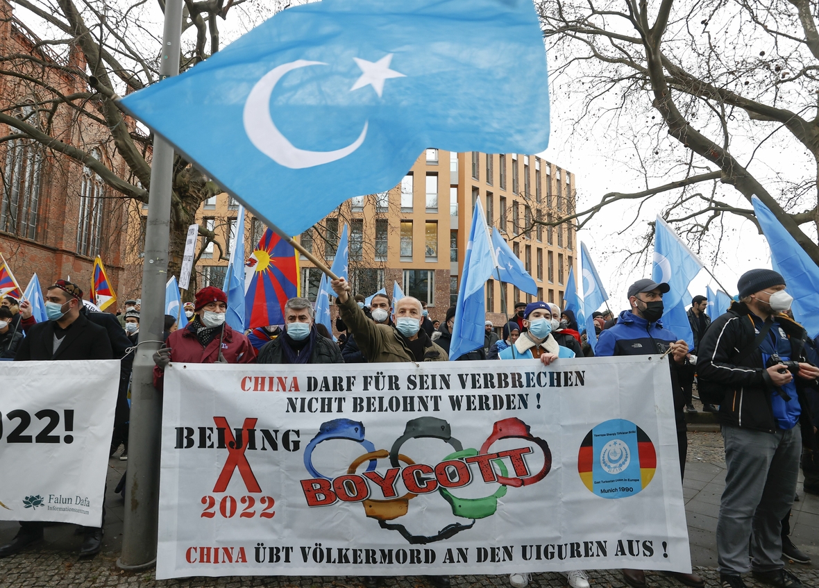 Berlin, am 4. Januar 2022: Demonstranten protestieren gegen die Olympischen Winterspiele in Peking