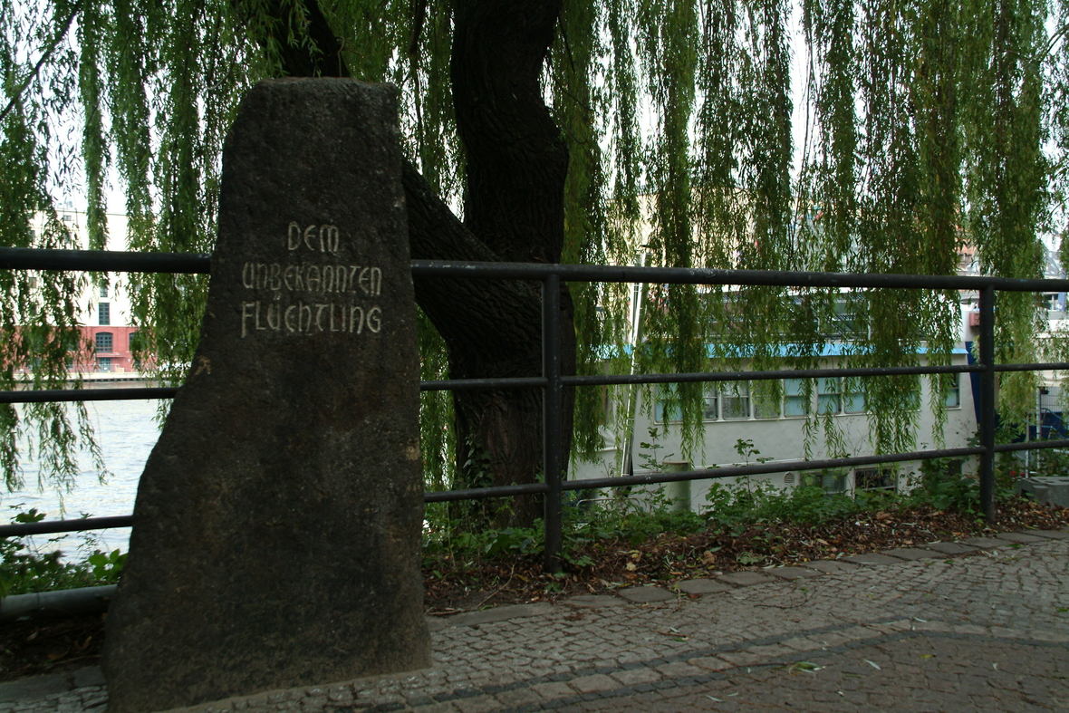 Gedenkstein für den unbekannten Flüchtling am May-Ayim-Ufer.