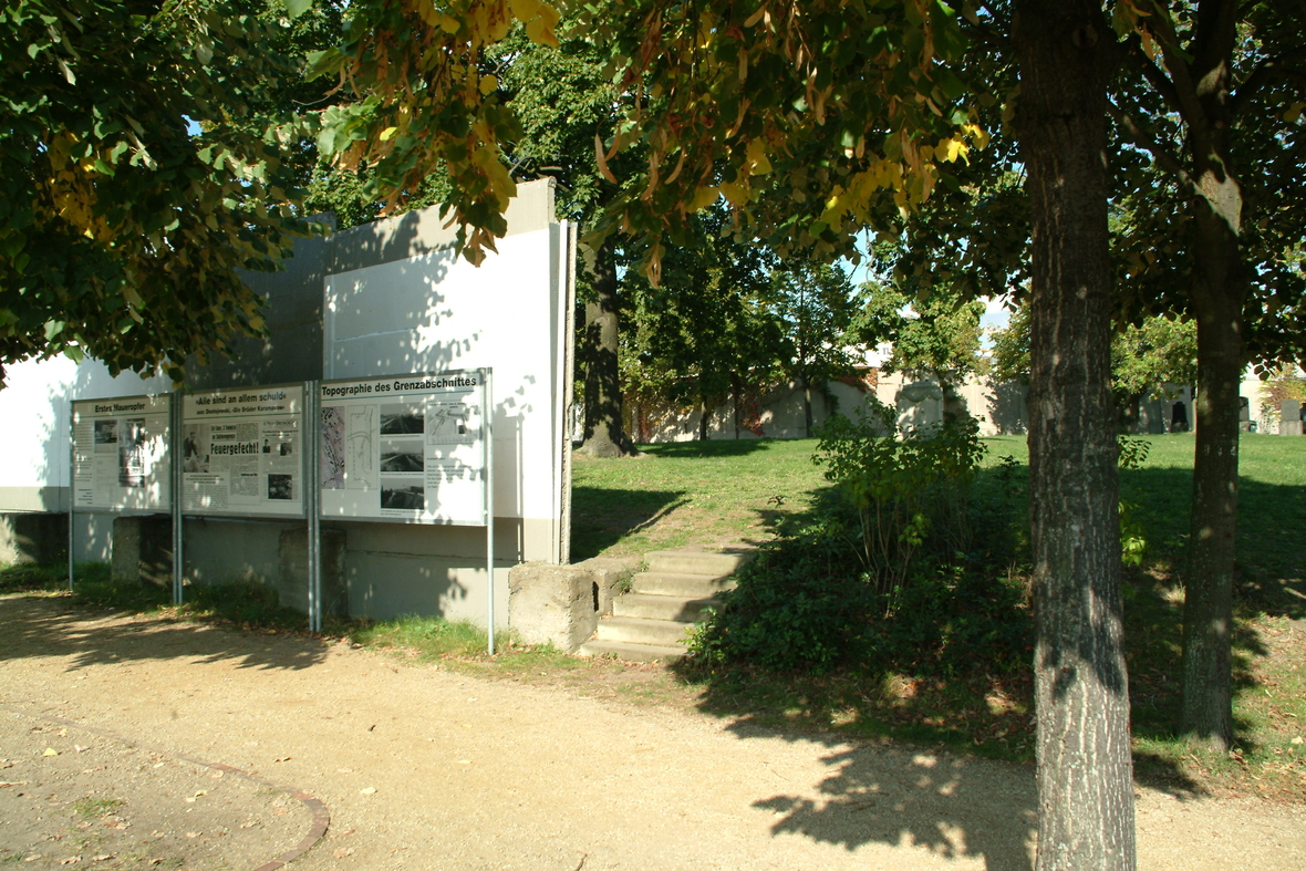 Reste der Berliner Mauer auf dem Invalidenfriedhof.