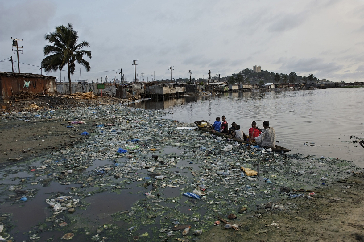 Das Bild zeigt eine unhygienische Wohnumgebung am Wasser. In Liberia (Westafrika) ist für viele Menschen die Not groß.