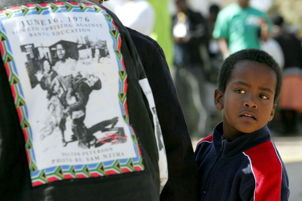 Junge steht vor einem Denkmal zur Erinnerung an den Soweto-Aufstand