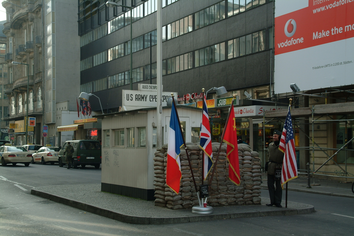 Der Nachbau des ehemaligen Kontrollhäuschen mitten in der Friedrichstraße.