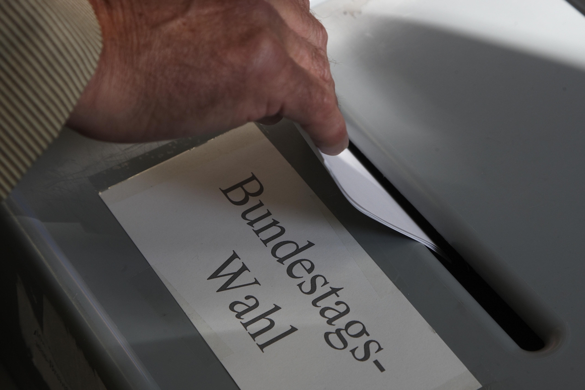 Das Bild zeigt eine Wahlurne.