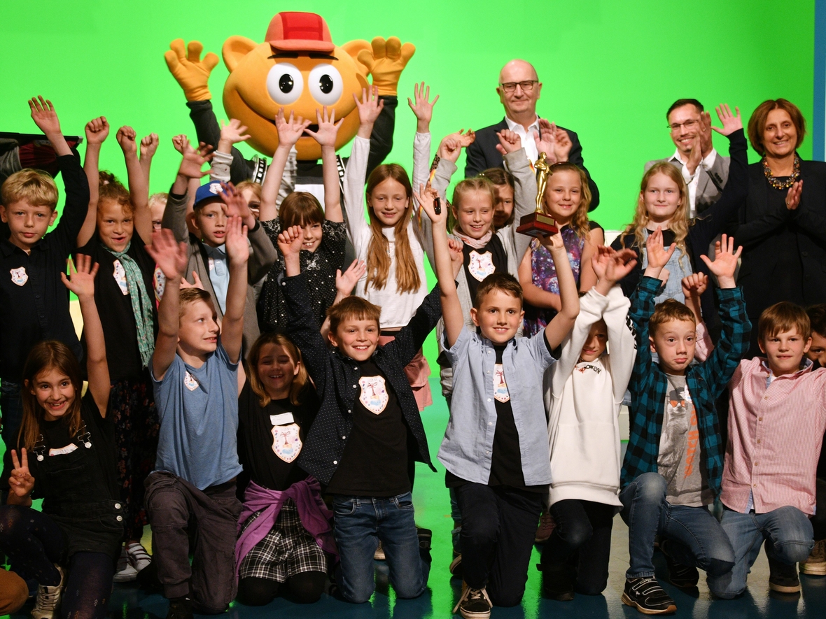Diese Kinder jubeln. Sie haben beim Kindertag-Filmwettbewerb im Filmpark Babelsberg den goldenen "Ottokar" gewonnen.