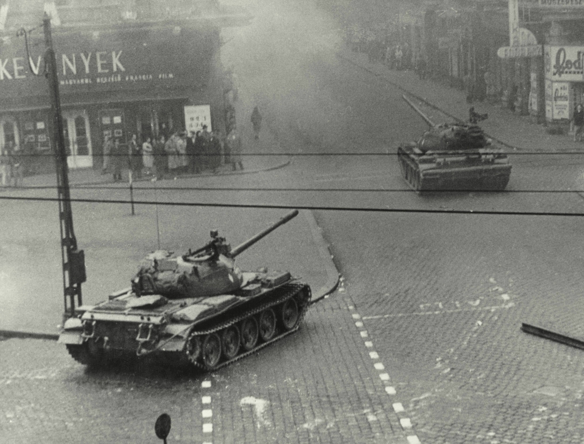 Sowjetische Truppen kämpften einen Volksaufstand in der ungarischen Hauptstadt Budapest 1956 brutal nieder. Viele Menschen hatten die Befreiung von der sowjetischen Besatzung und das Ende der kommunistischen Regierung gefordert. Die Aufnahme zeigt Panzer auf einem großen Platz. 