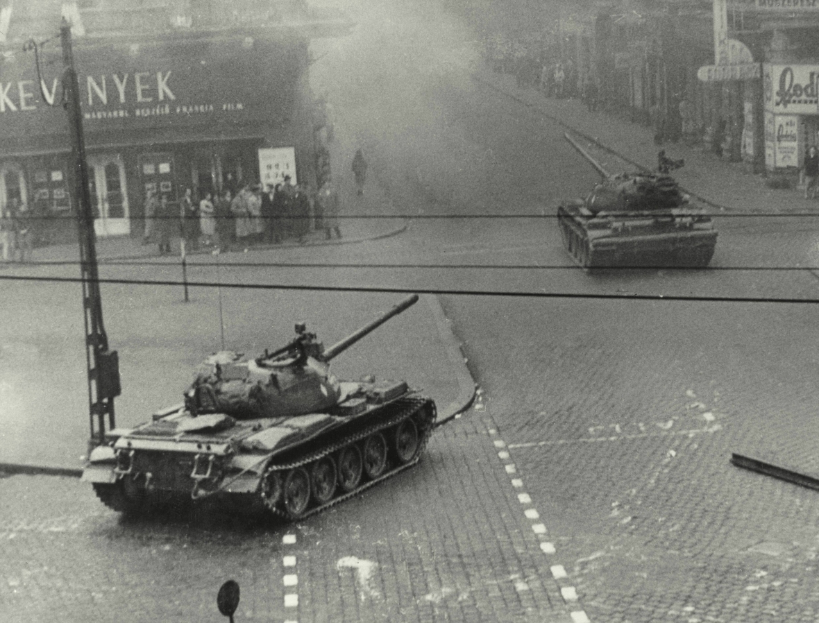 Sowjetische Truppen kämpften einen Volksaufstand in der ungarischen Hauptstadt Budapest 1956 brutal nieder. Viele Menschen hatten die Befreiung von der sowjetischen Besatzung und das Ende der kommunistischen Regierung gefordert. Die Aufnahme zeigt Panzer auf einem großen Platz.