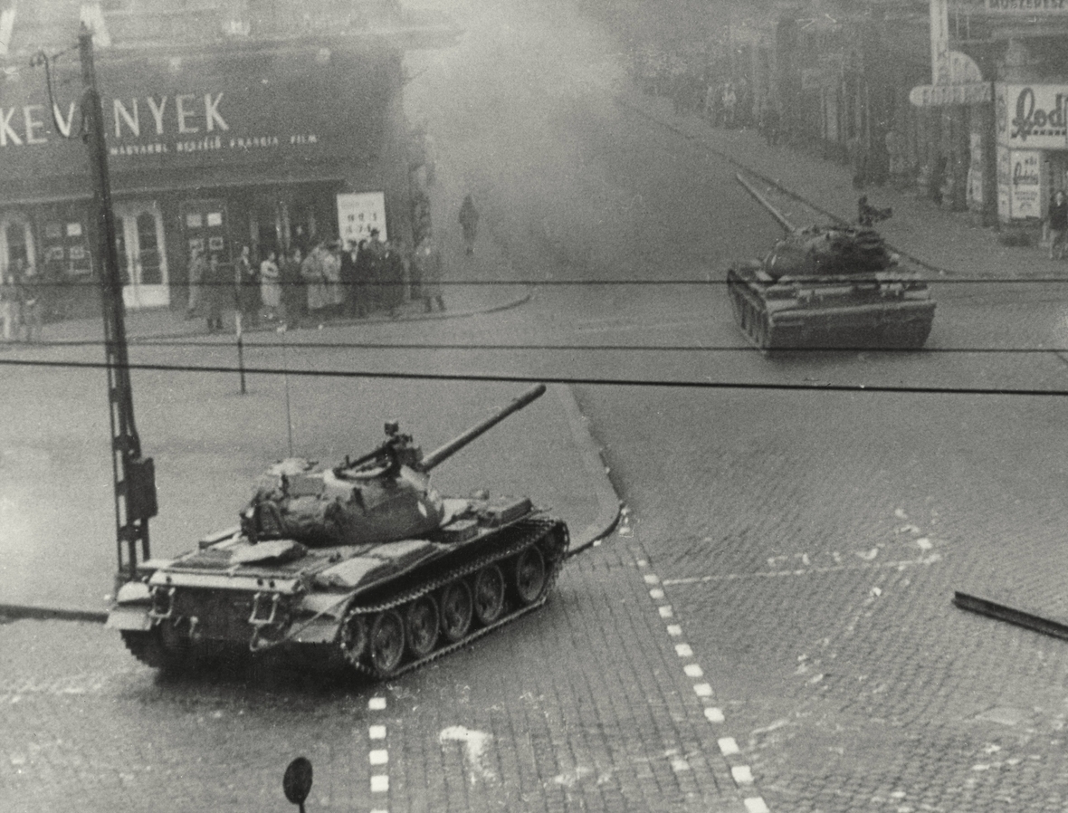 Sowjetische Truppen kämpften einen Volksaufstand in der ungarischen Hauptstadt Budapest 1956 brutal nieder. Viele Menschen hatten die Befreiung von der sowjetischen Besatzung und das Ende der kommunistischen Regierung gefordert. Die Aufnahme zeigt Panzer auf einem großen Platz.
