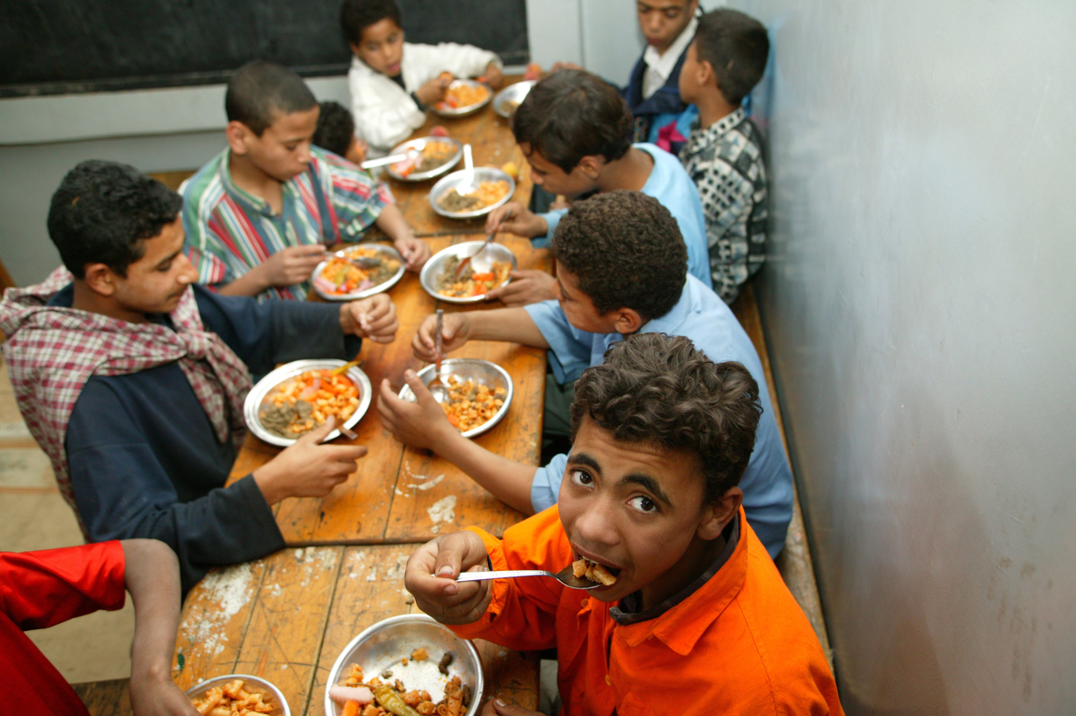 Nahrungsmittel sind eine wichtige Hilfe für Bedürftige. Das Foto zeigt junge Ägypter beim Essen.
