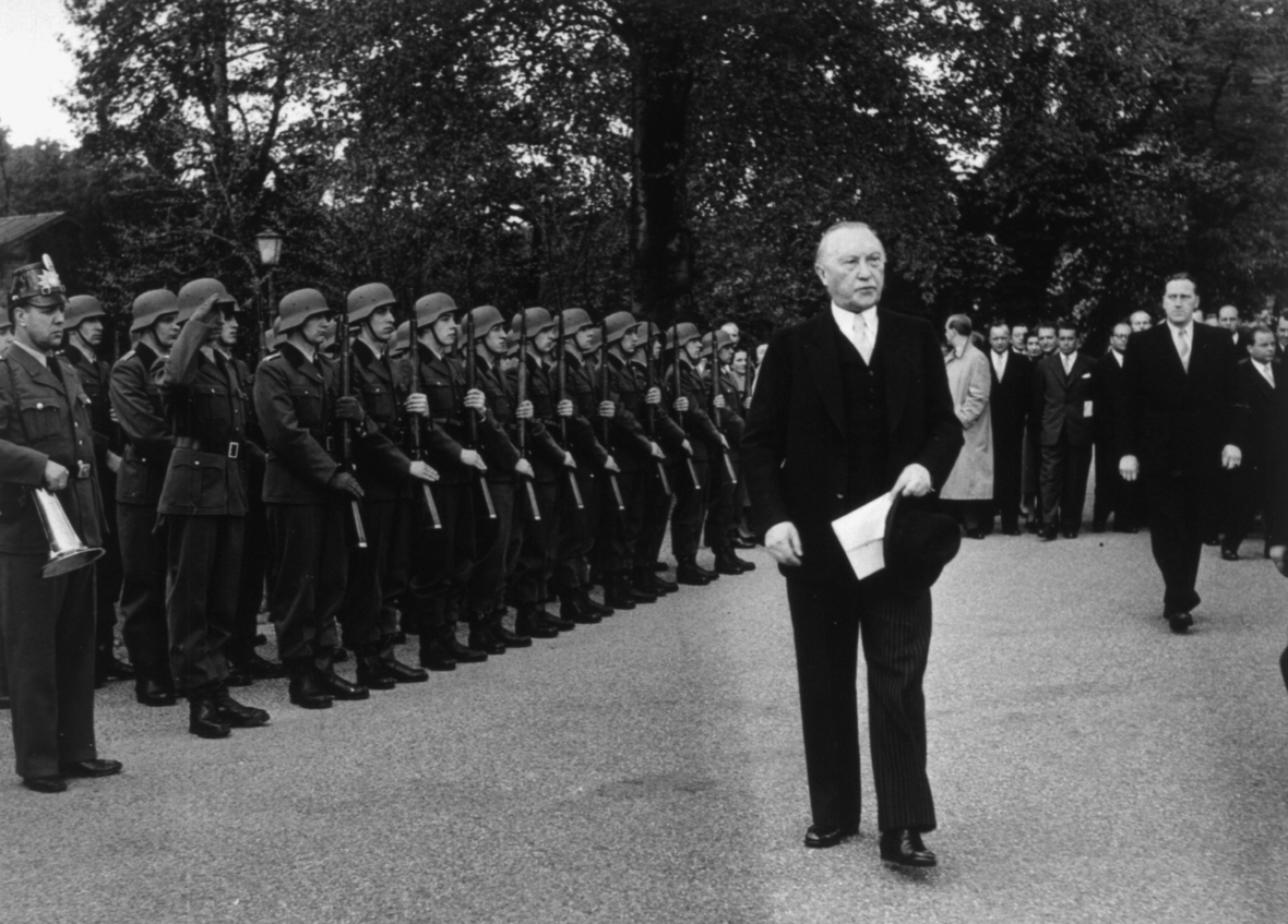 5. Mai 1955: Bundesrepublik erhält die Souveränität. Dafür verliest der damalie Bundeskanzler Adenauer die Regierungserklärung zur Aufhebung des Besatzungsstatus im Garten des Palais Schaumburg (Bundeskanzleramt) in Bonn. Auch die Ehrenformation des Bundesgrenzschutzes ist anwesend.