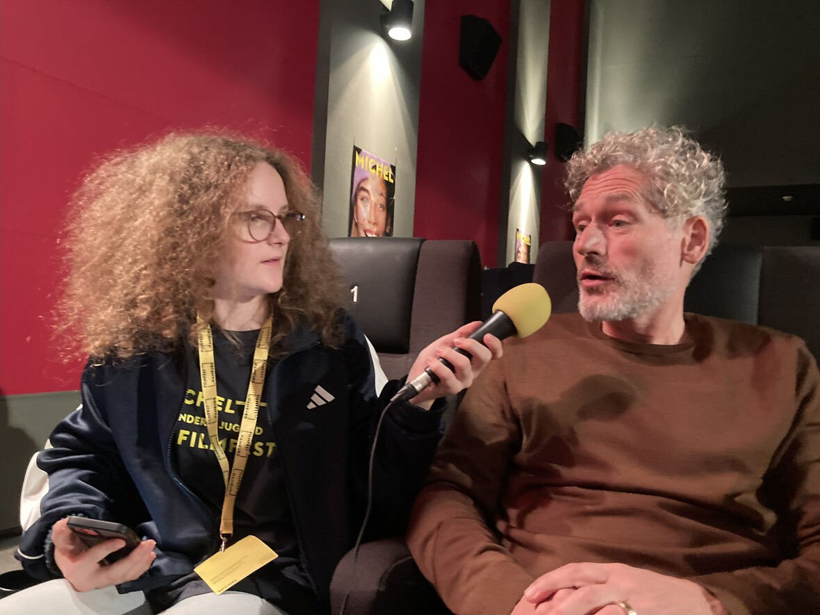 Anna-Lou der Michel Movie Kids führt ein Interview durch. 