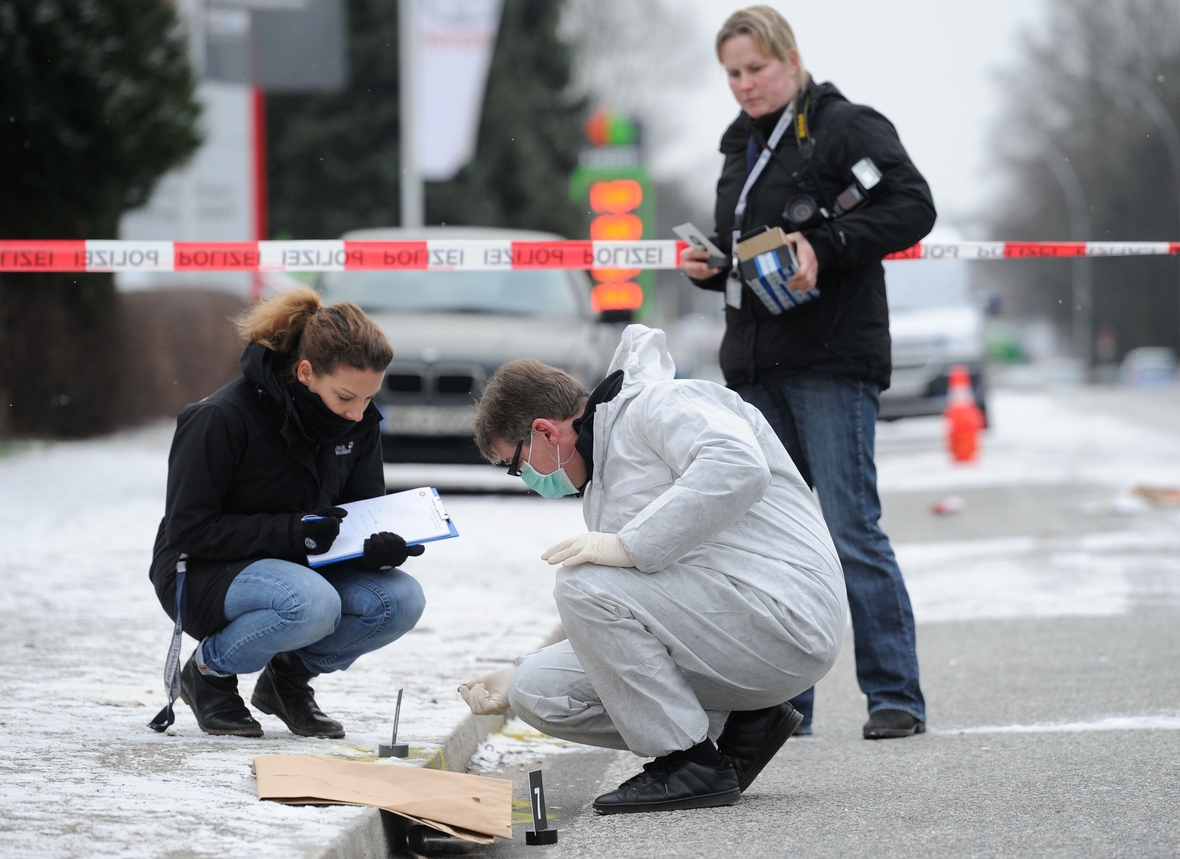 Polizeibeamte sichern Spuren an einem Tatort.