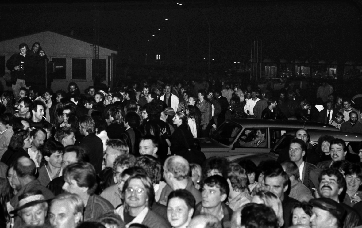 9. November 1989: Eine Menschenmenge wartet in Ost-Berlin am Grenzübergang Bornholmer Straße auf die Öffnung der Grenze zu West-Berlin