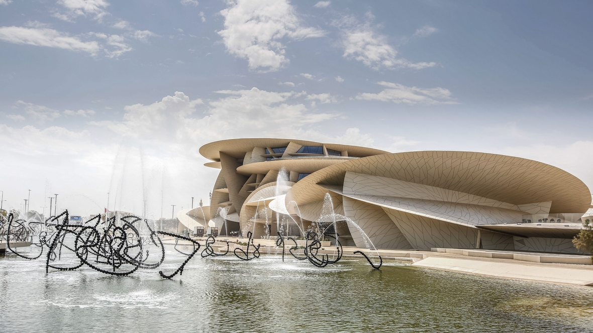 Außenansicht auf das Nationalmuseum von Katar in Doha. Es wurde 2019 eröffnet. Der Architekt hat sich für den Bau von einer Sandrose inspirieren lassen.